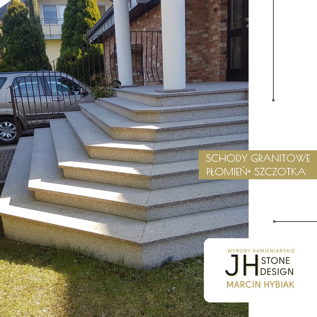 Zewnętrzne schody wejściowe z jasnego, ziarnistego kamienia, prowadzące do domu z ceglaną elewacją i białymi kolumnami, widoczne również fragmenty trawnika i zaparkowanego samochodu.