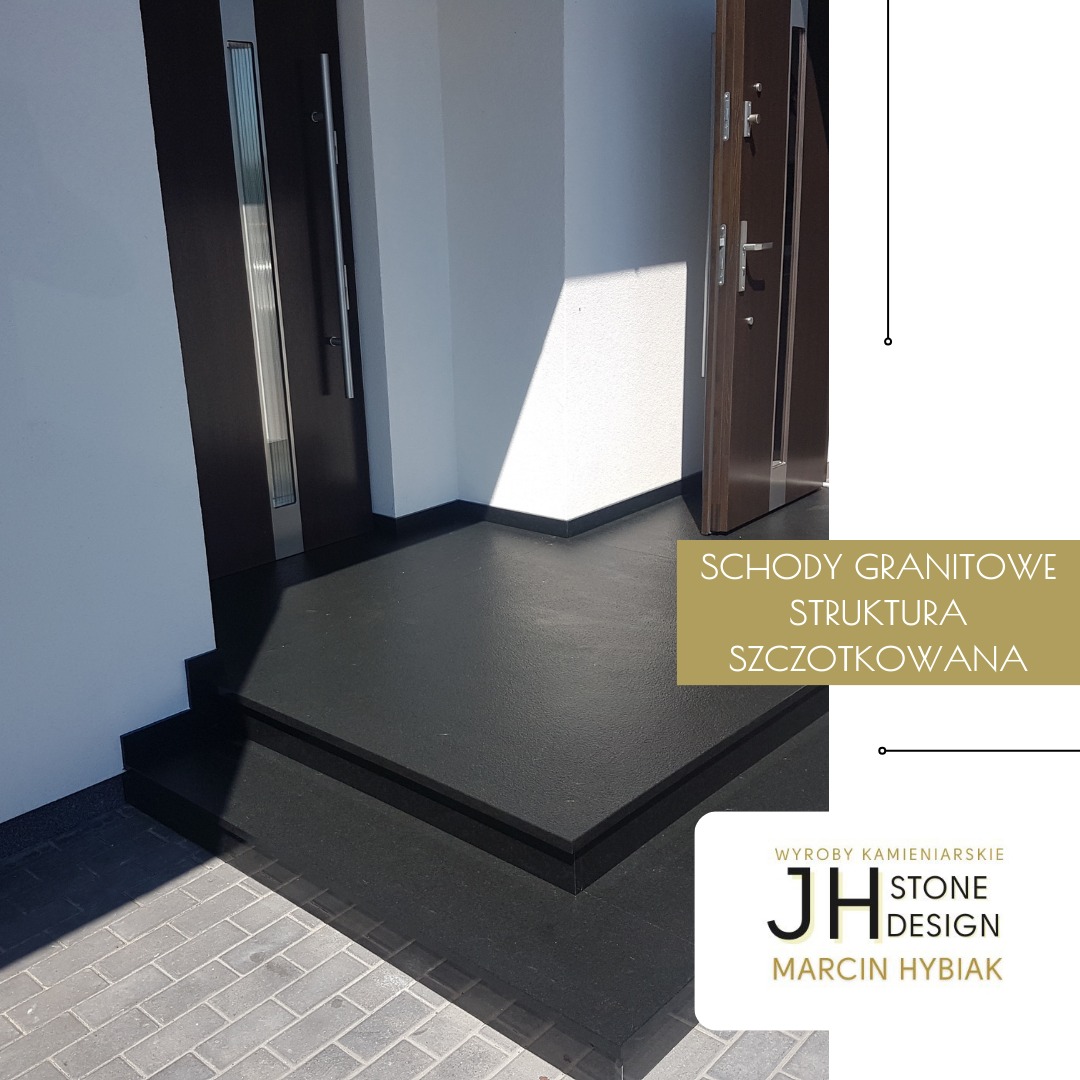 Granitowe schody wejściowe o szczotkowanej strukturze, prowadzące do dwóch różnych drzwi, z widocznym fragmentem kostki brukowej.