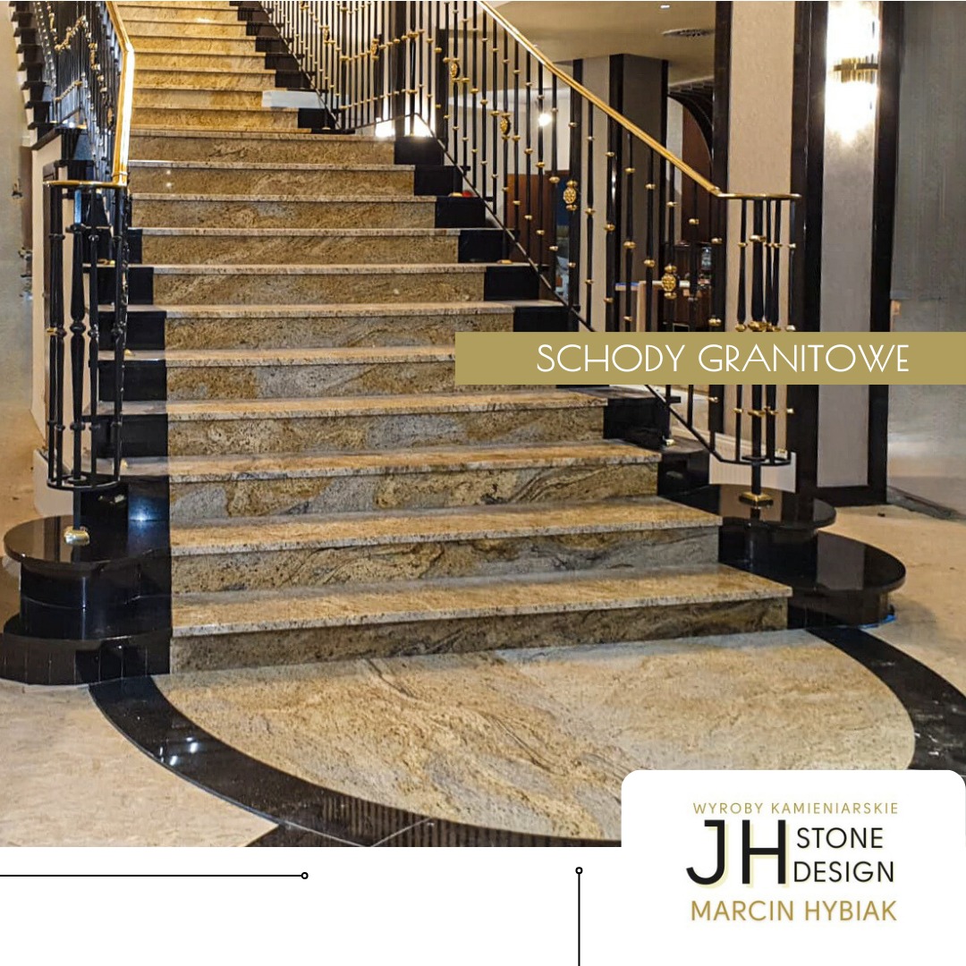 Granitowe stopnie schodowe z czarnymi balustradami i złotymi akcentami, wykończone czarnym kamieniem u podstawy.