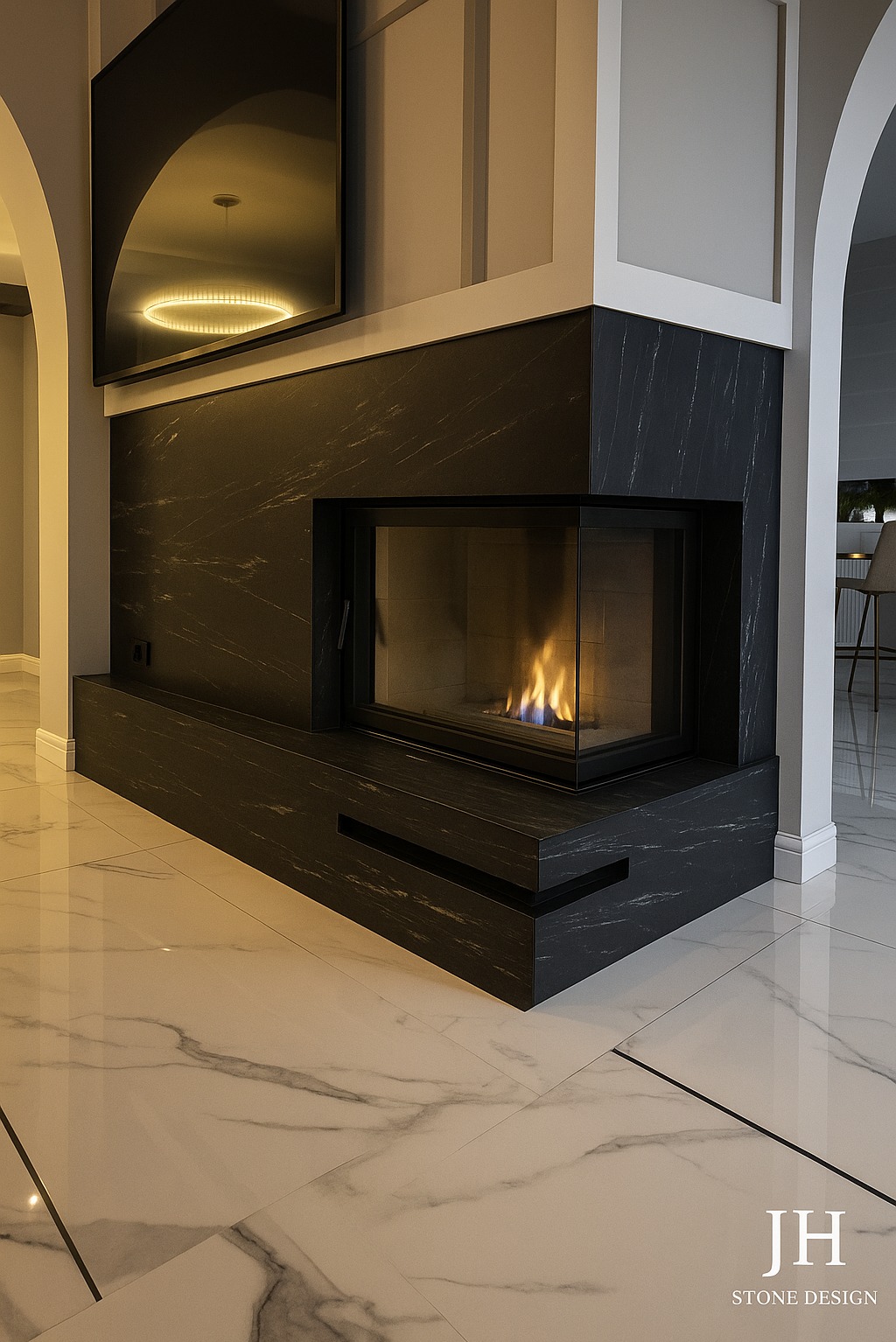 Elegancki kominek z czarnego kamienia z widocznym płomieniem, wkomponowany w nowoczesne wnętrze z marmurową podłogą i subtelnym oświetleniem.