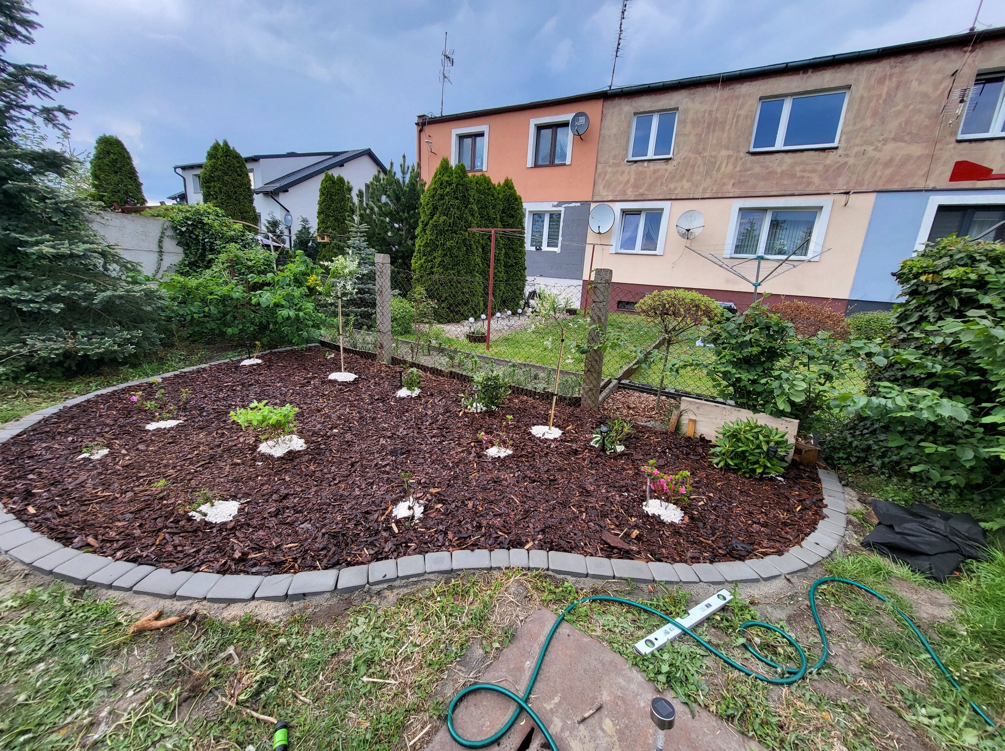 Ułożona kostka razem z włókniną nasadzenie kwiatów oraz drzewek rozsypanie kory . Według życzenia klijętki .