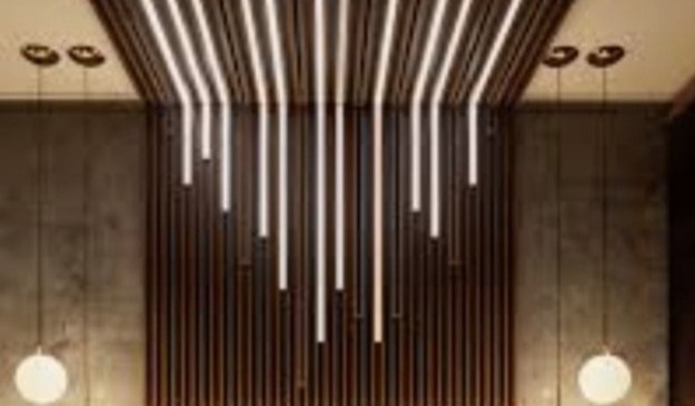Nowoczesny design wnętrza: drewniana ściana z pionowymi paskami oświetlenia LED, wiszące lampy kuliste po bokach.