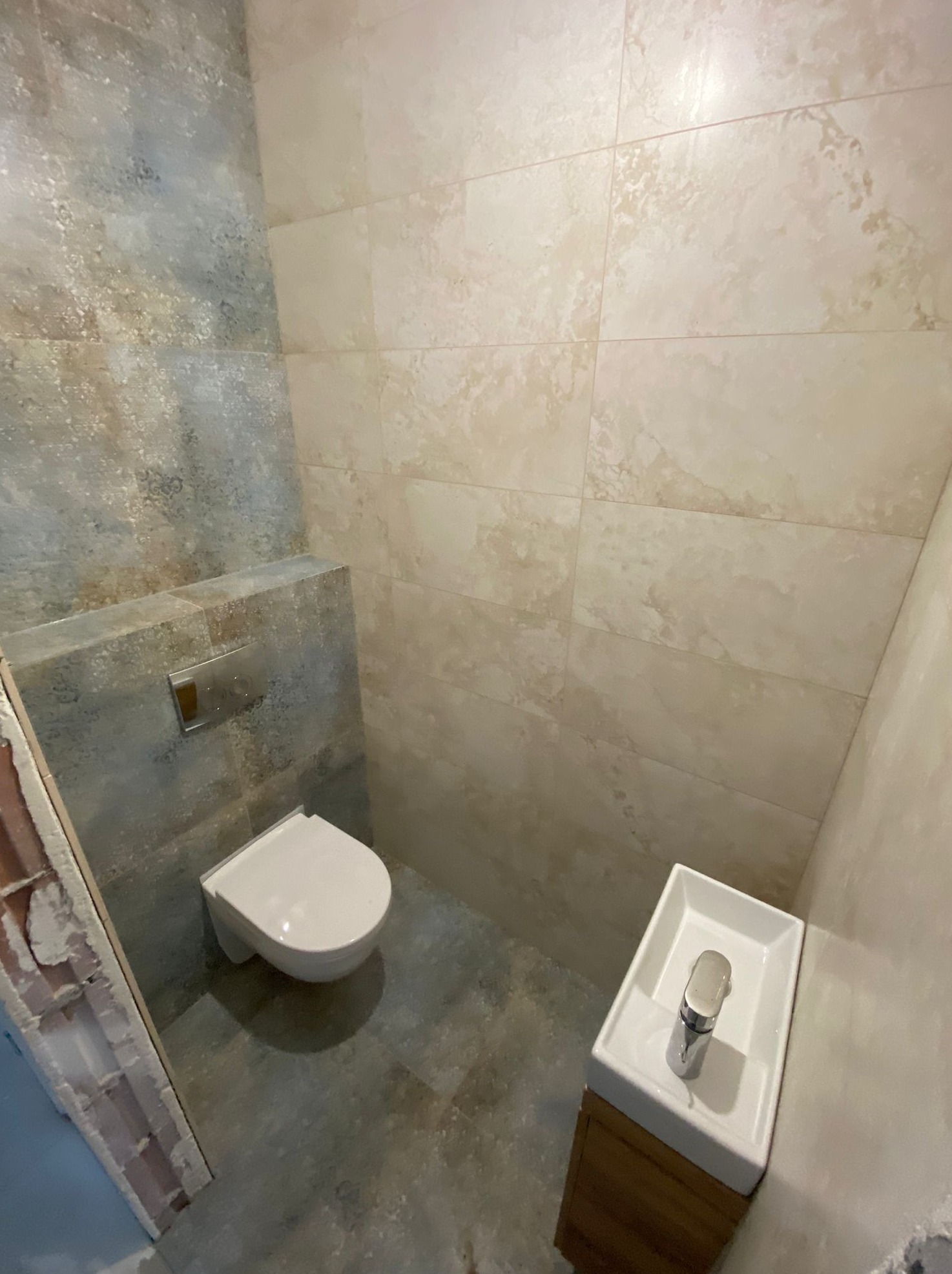 Łazienka w płytki, cięcia 45stopni plus biały montaż