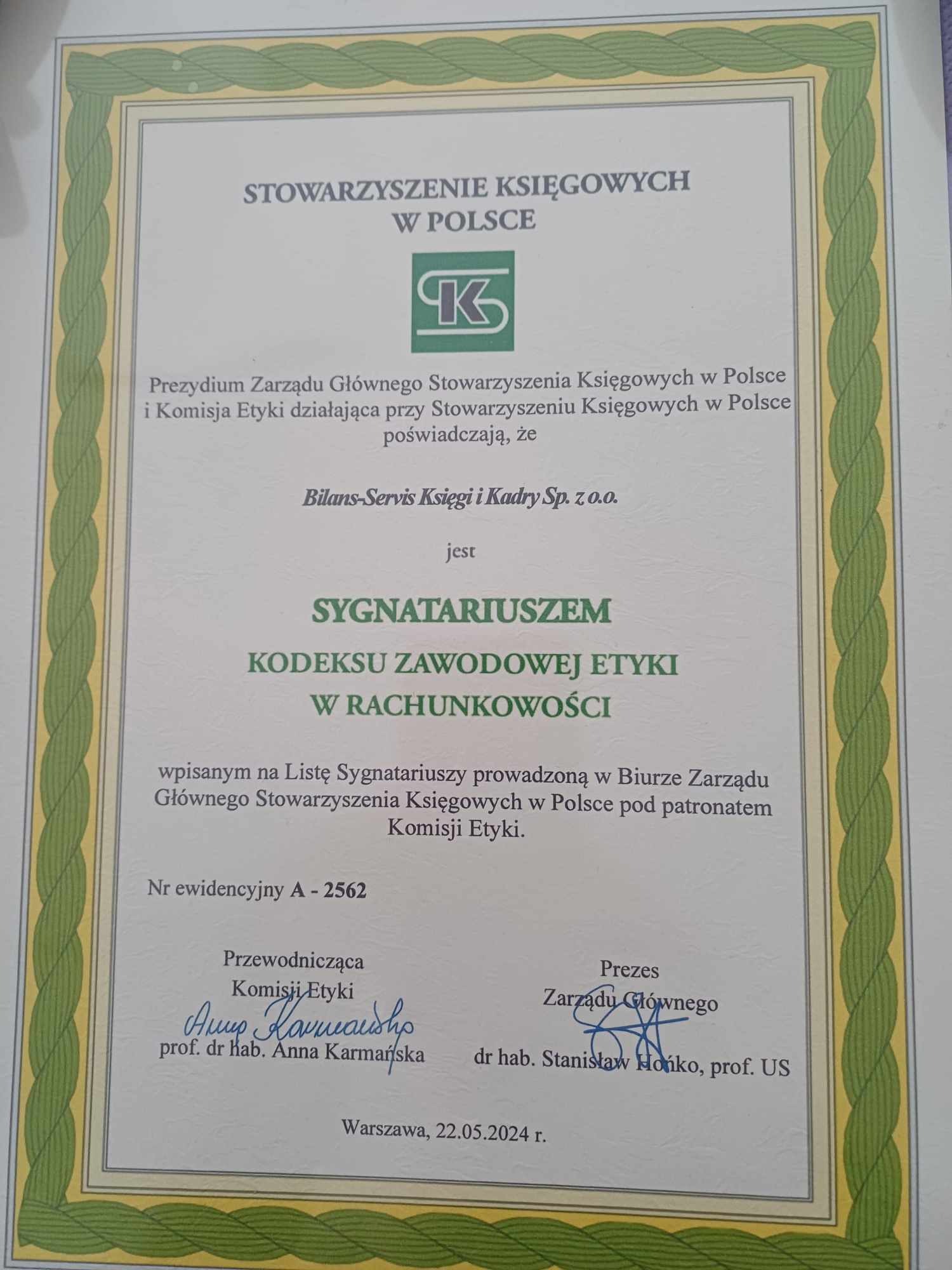 Certyfikat Stowarzyszenia Księgowych w Polsce dla firmy Bilans-Servis Księgi i Kadry Sp. z o.o. potwierdzający bycie sygnatariuszem Kodeksu Zawodowej Etyki w Rachunkowości, z podpisami...