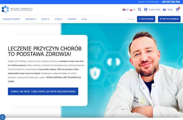 Strona internetowa gabinetu lekarskiego z uśmiechniętym lekarzem w białym kitlu na tle błękitnego tła z motywem medycznym. Widoczne menu strony z zakładkami: Sprawdź objawy, Zdrowie, Sklep, O nas...