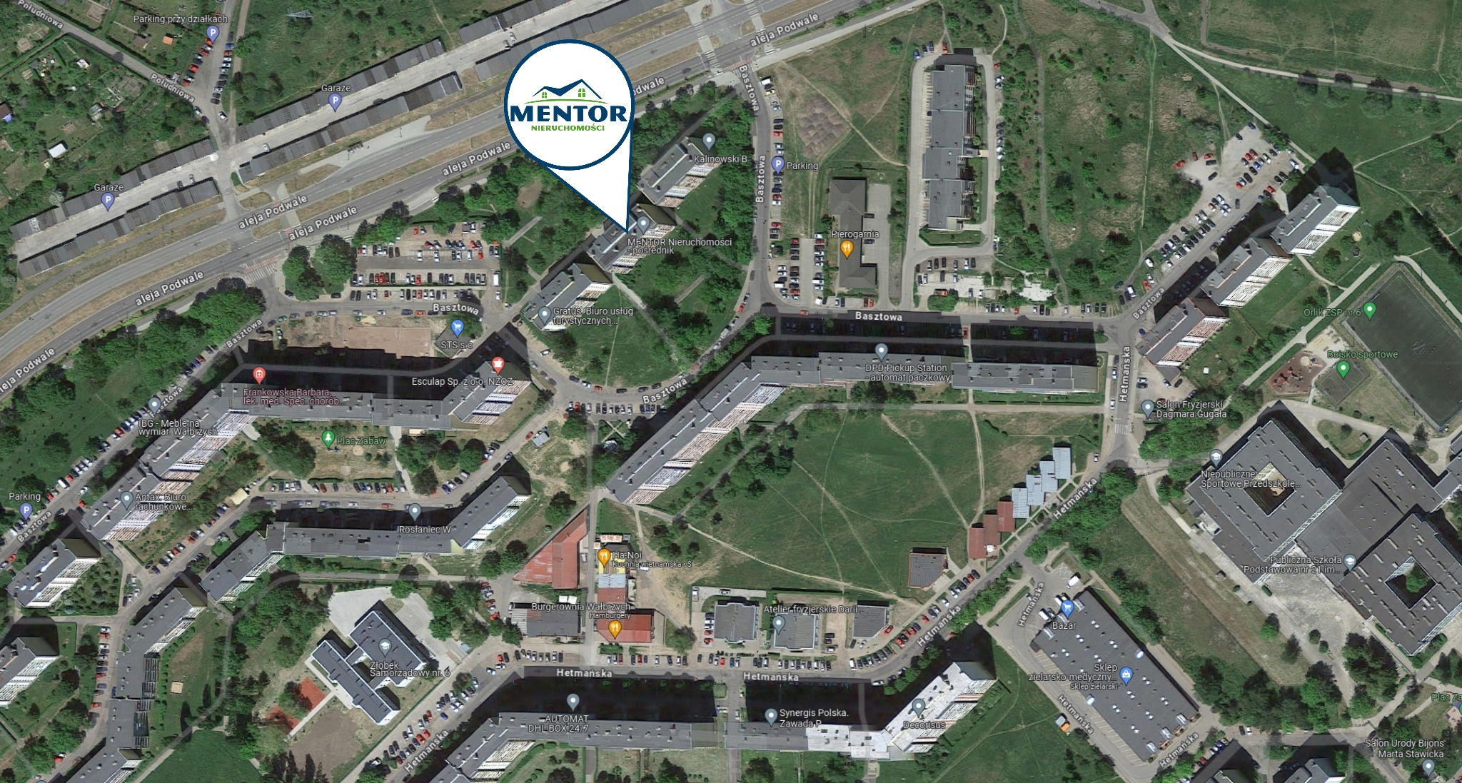 Mapa satelitarna Wałbrzycha z zaznaczoną lokalizacją biura nieruchomości Mentor, widok z góry na osiedle mieszkaniowe z blokami, ulicami i parkingami.