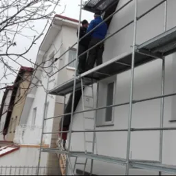 Ocieplenie budynku wraz z położeniem tynku strukturalnego.