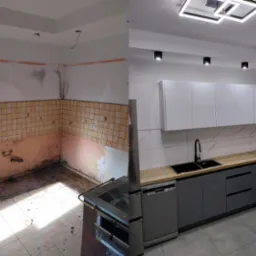 Kuchenne wnętrze przed i po remoncie: po lewej stara, zniszczona kuchnia z brudnymi kafelkami i odpadającym tynkiem, po prawej nowoczesna, jasna kuchnia z szarymi szafkami, drewnianym blatem...