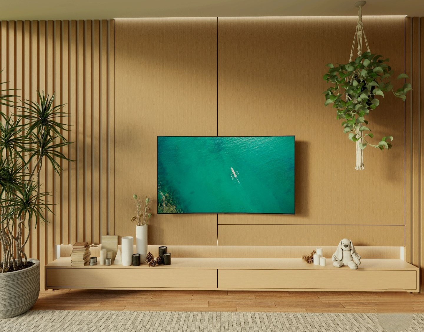 Nowoczesny salon z drewnianą ścianą, telewizorem wyświetlającym morski krajobraz, roślinami doniczkowymi i dekoracjami na niskiej komodzie.