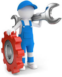 Animowana postać w niebieskim kombinezonie trzymająca czerwone koło zębate i klucz francuski na białym tle.