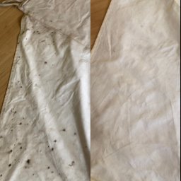 BAVOLLI - Zdjęcie przedstawia porównanie stanu białego, płóciennego dywanu przed i po czyszczeniu. Po lewej stronie widoczny jest dywan z licznymi, ciemnymi plamami i zabrudzeniami, natomiast po prawej...