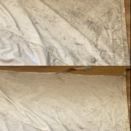 BAVOLLI - Porównanie dwóch fragmentów jasnego, mocno zabrudzonego dywanu z widocznymi plamami i zaciekami, leżących na drewnianej podłodze, ukazujące efekt prania.