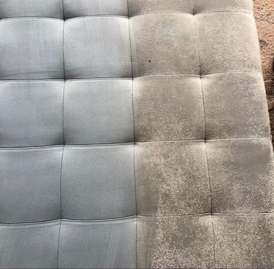 Tapicerowany element mebla, prawdopodobnie siedzisko, w połowie wyczyszczone, ukazujące wyraźną różnicę między brudną a czystą powierzchnią w Bielawie.