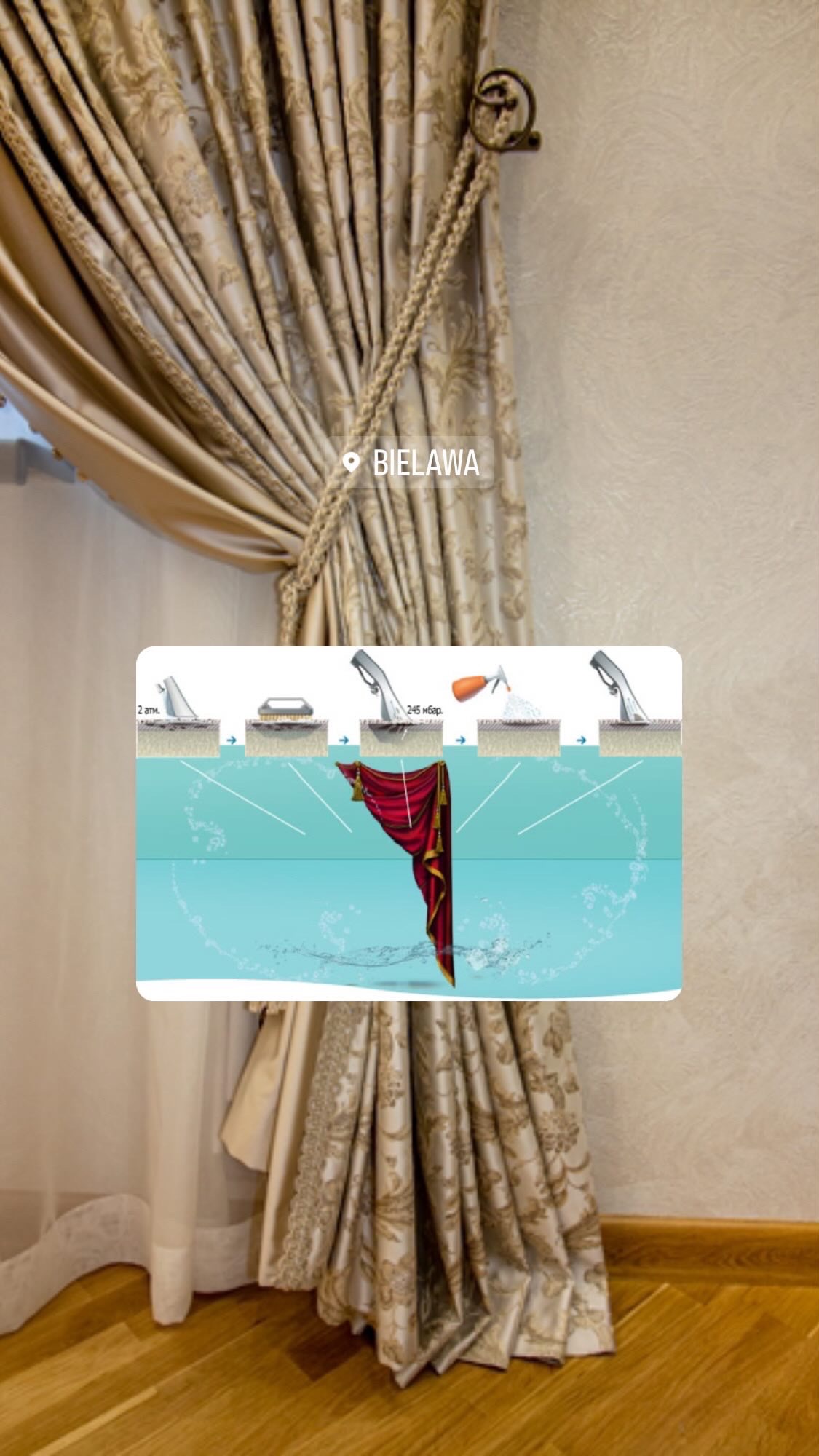 Eleganckie, beżowe zasłony z dekoracyjnym wzorem, upięte sznurem, z nałożoną grafiką ilustrującą proces czyszczenia tkanin w wodzie, z lokalizacją Bielawa.
