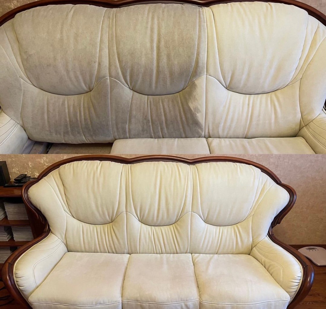 Kremowa kanapa z drewnianymi zdobieniami, prezentująca efekt przed i po czyszczeniu tapicerki, z wyraźną różnicą w czystości oparcia.