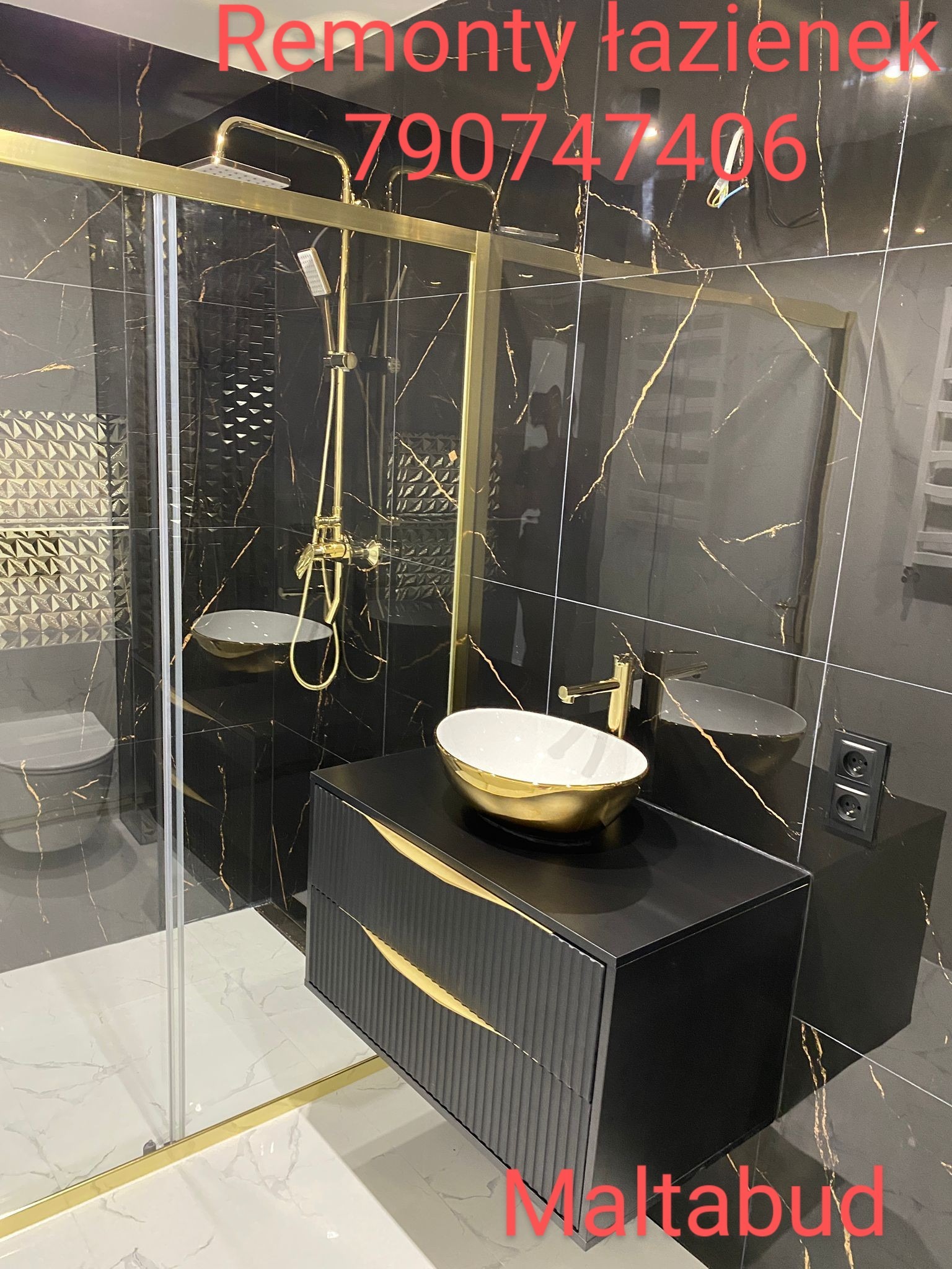 Nowoczesna łazienka z czarnymi płytkami imitującymi marmur z złotymi żyłami, kabina prysznicowa ze złotymi ramami, umywalka nablatowa w kolorze białym ze złotym rantem na szafce z czarnymi lamelami...