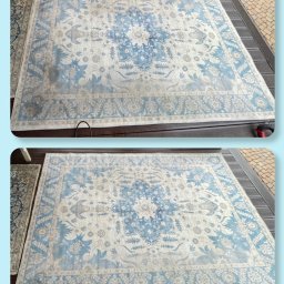 KFRESH, Karol Fryczka - Dwa ujęcia tego samego, jasnego dywanu z niebieskim wzorem przed i po czyszczeniu, leżącego na drewnianym tarasie. Widoczne różnice w odcieniach i usunięte zabrudzenia.