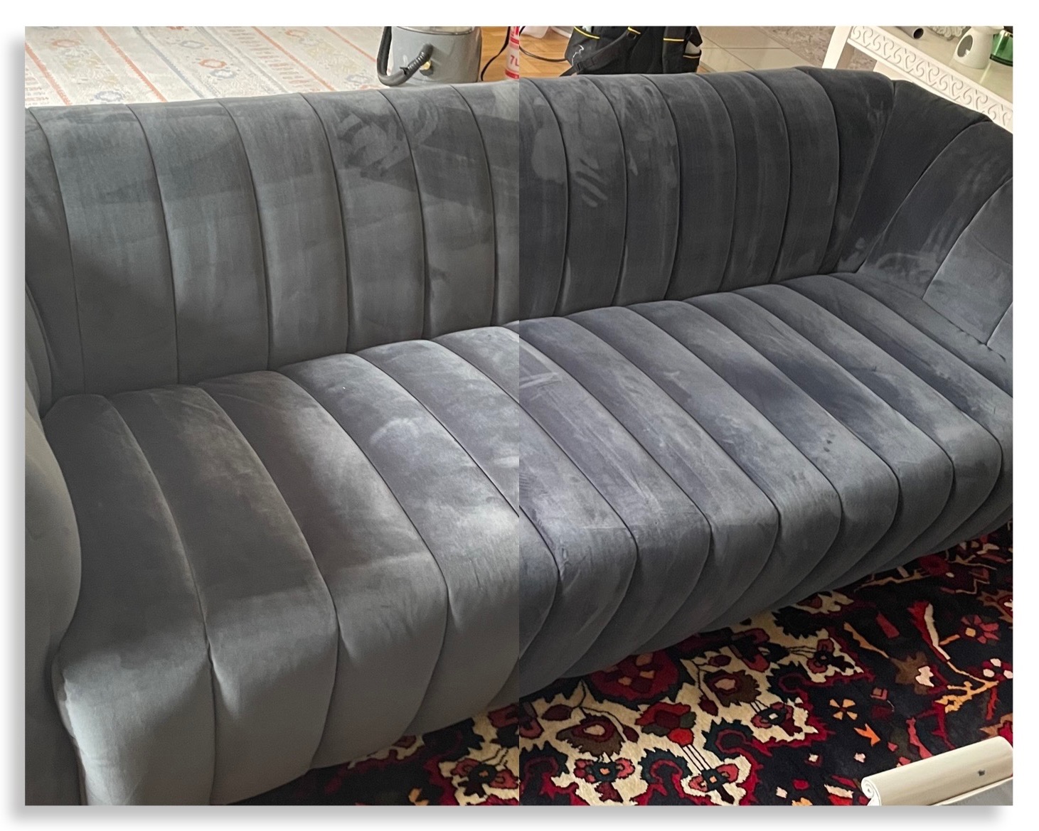 Szara, pluszowa sofa z pionowymi przeszyciami po czyszczeniu, widoczne ślady wilgoci. Na podłodze dywan w orientalny wzór.