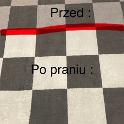 Pranie Tapicerki, konserwacja skór czyszczenie parowe, ozonowanie - Dywan w szachownicę, widok z góry, podzielony czerwoną linią z napisem 'Przed' u góry i 'Po praniu' na dole, ukazujący różnicę w czystości.