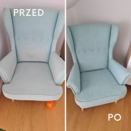 PRANKO - Mobilne pranie tapicerki - Fotel typu uszak w odcieniach błękitu, porównanie przed i po czyszczeniu tapicerki, widoczna poprawa koloru i usunięcie zabrudzeń, na podłodze leży pomarańczowa piłka.