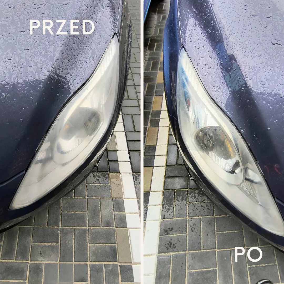 Porównanie reflektorów samochodowych przed i po czyszczeniu, widoczne wyraźne różnice w przejrzystości, z efektem 'przed' po lewej i 'po' po prawej stronie, na tle mokrej kostki brukowej.