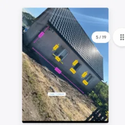 Skośny widok boczny budynku z zaznaczonymi wymiarami okien, ściany i cokołu na zewnątrz.