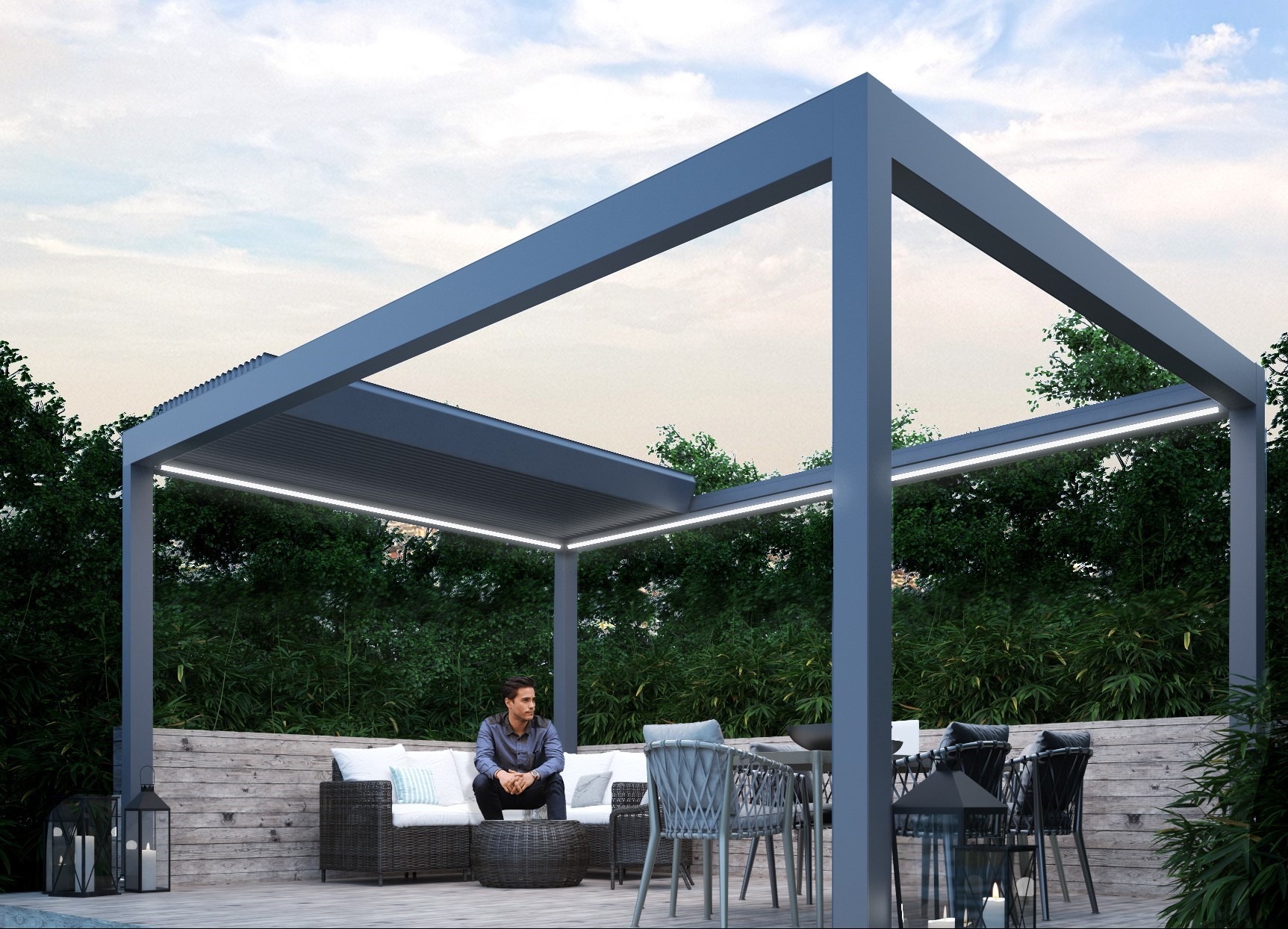 Nowoczesna pergola metalowa w kolorze szarym z oświetleniem LED, z relaksującym mężczyzną na tle zieleni. Umeblowany taras z drewnianą podłogą.