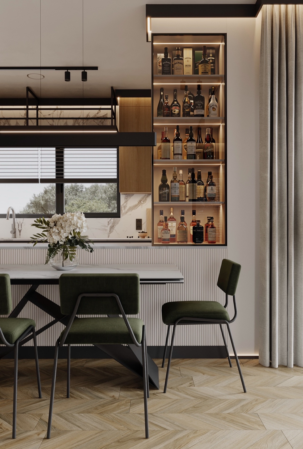 Nowoczesna jadalnia z minimalistycznym stołem, zielonymi krzesłami i podświetlaną, wbudowaną szafką na alkohole, widok na okno z żaluzjami i kwiaty w wazonie na blacie.