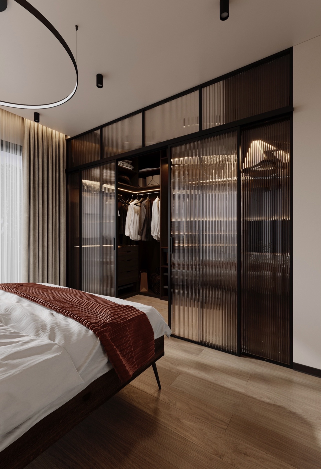 Sypialnia z łóżkiem i zabudowaną szafą z przesuwnymi drzwiami z ryflowanego szkła, oświetlenie punktowe, drewniana podłoga.