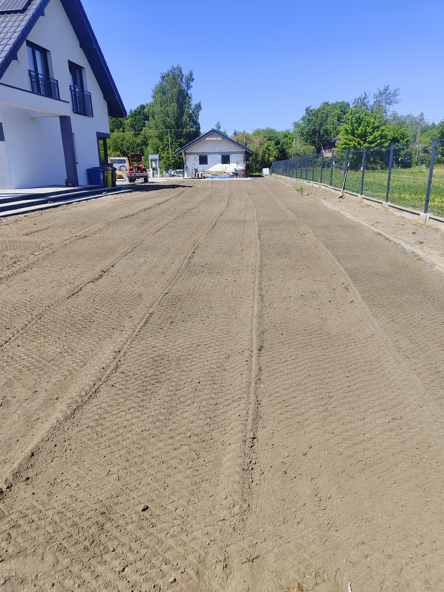 Przygotowanie działki pod wysiew trawy