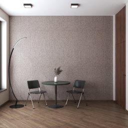 Infinito Design - Minimalistyczna jadalnia: okrągły stół w kolorze butelkowej zieleni, dwie czarne krzesła, lampa łukowa i ściana w beżową jodełkę. Parkiet w ciepłym odcieniu brązu.