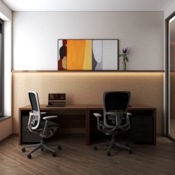 MEBLEZPACZKI.PL PROSTA SPÓŁKA AKCYJNA - Dwa biurka z krzesłami w nowoczesnym biurze domowym. Nad nimi abstrakcyjny obraz i wazon z kwiatami, oświetlone listwą LED. Podłoga z paneli drewnopodobnych.