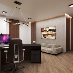 Infinito Design - Nowoczesne biuro z drewnianymi akcentami: biurko z komputerem, designerska lampa, sofa i abstrakcyjny obraz na teksturowanej ścianie. Całość w ciepłej kolorystyce.