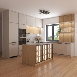 MEBLEZPACZKI.PL PROSTA SPÓŁKA AKCYJNA - Beżowa kuchnia na wymiar z wyspą oświetloną od wewnątrz. Na blacie wazon z białymi różami. W tle okno z widokiem na zieleń. Nowoczesne oświetlenie sufitowe.