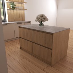 MEBLEZPACZKI.PL PROSTA SPÓŁKA AKCYJNA - Nowoczesna wyspa kuchenna z drewnianymi frontami i szarym blatem, na której stoi wazon z białymi różami. W tle zabudowa kuchenna z drewnianymi panelami i półkami.