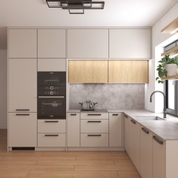 MEBLEZPACZKI.PL PROSTA SPÓŁKA AKCYJNA - Nowoczesna kuchnia z beżowymi frontami, drewnianymi akcentami i czarnym sprzętem AGD. Minimalistyczny design, oświetlenie LED i drewniana podłoga.