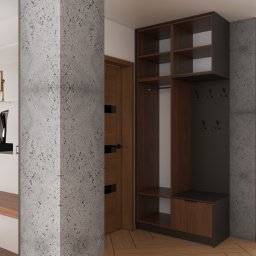 MEBLEZPACZKI.PL PROSTA SPÓŁKA AKCYJNA - Wizualizacja szafy wnękowej z półkami i wieszakami, wkomponowanej w przedpokój z drewnianymi drzwiami i betonową kolumną. Nowoczesny design, brązowo-szara kolorystyka.