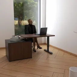 Ergonomiczne biurko z regulacją wysokości w nowoczesnym gabinecie. Kobieta siedzi przy laptopie, za oknem widok na zieleń. Parkiet ułożony w jodełkę.