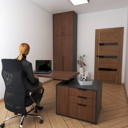 MEBLEZPACZKI.PL PROSTA SPÓŁKA AKCYJNA - Nowoczesne biuro z szafą w zabudowie, biurkiem z szufladami i kobietą pracującą na laptopie. Parkiet w jodełkę, minimalistyczny design.