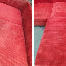 ESTOS Dawid Baczewski - Porównanie: Fragment czerwonej, pranej kanapy z tkaniny sztruksowej - po lewej stronie widoczne zabrudzenia przed czyszczeniem, po prawej efekt po praniu.