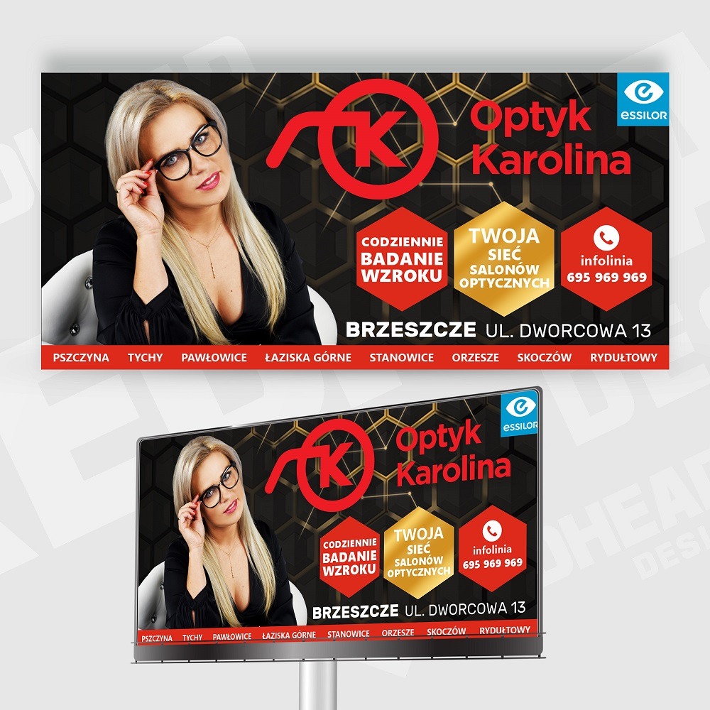 Projekt baneru reklamowego salonu optycznego 'Optyk Karolina' z blondwłosą kobietą w okularach, na tle heksagonalnego wzoru i z informacjami o badaniu wzroku, sieci salonów i infolinii.