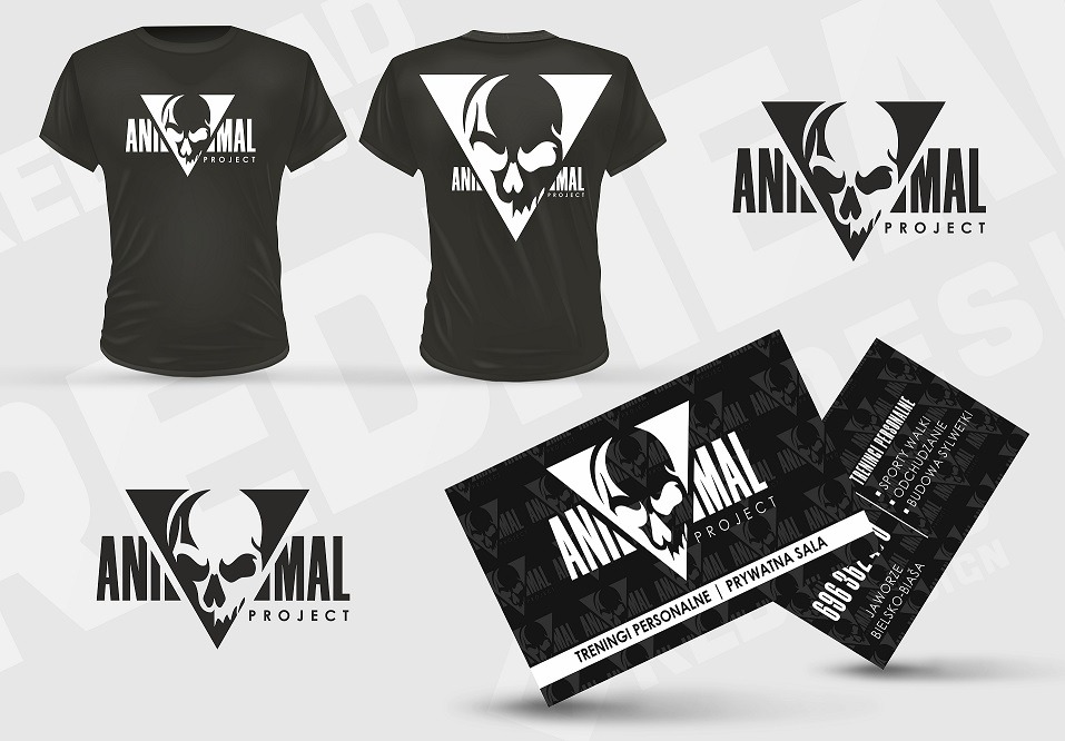 Czarno-biała prezentacja identyfikacji wizualnej z logo czaszki w trójkącie, obejmująca koszulki z nadrukiem przód i tył oraz wizytówki z danymi kontaktowymi i ofertą treningów personalnych.