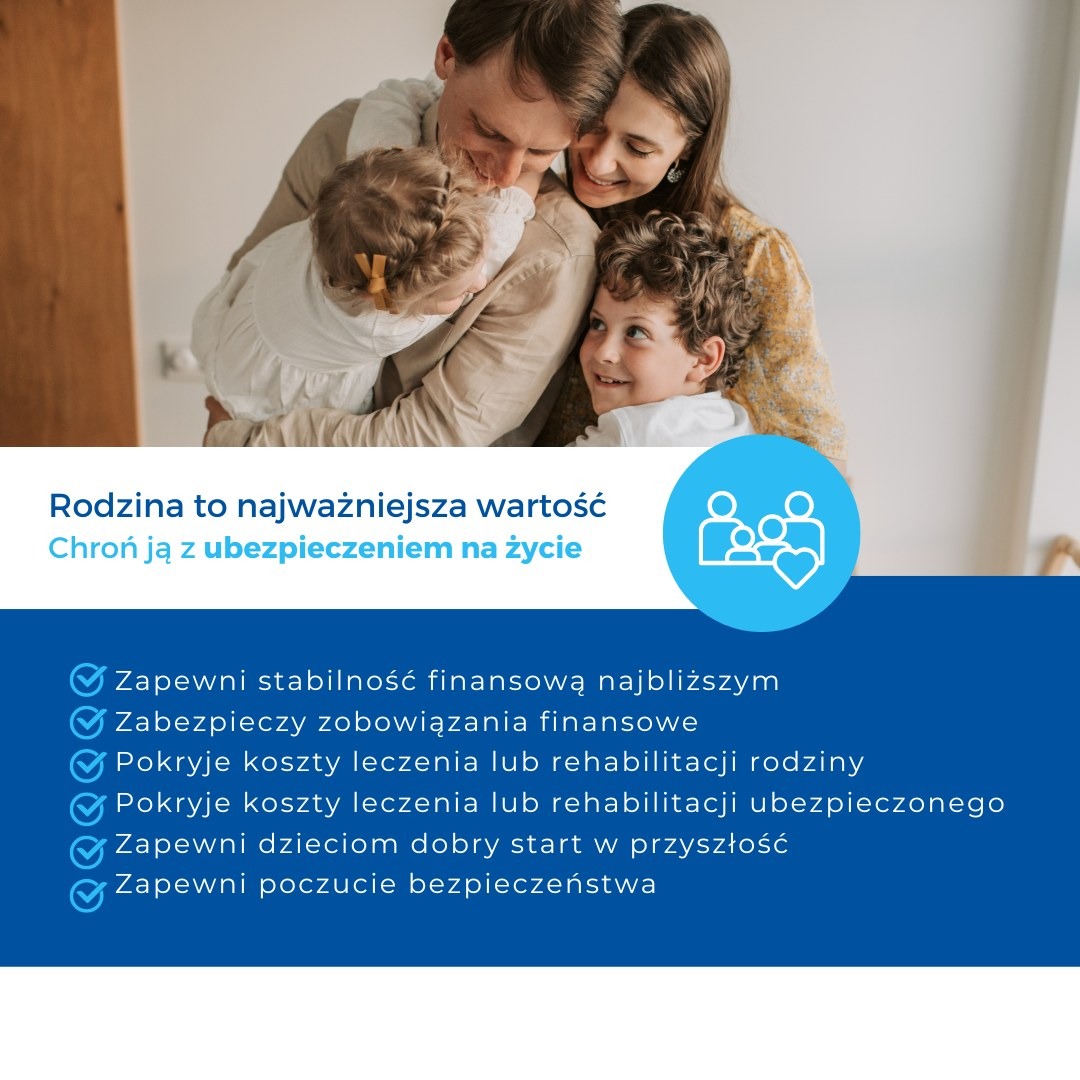Szczęśliwa, uśmiechnięta rodzina (rodzice i dwoje dzieci) przytulona do siebie na tle jasnego wnętrza, z tekstem i ikonami dotyczącymi stabilności finansowej i bezpieczeństwa rodziny.