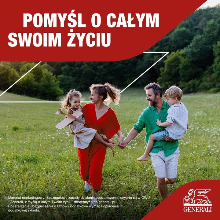 Szczęśliwa rodzina z dwójką dzieci spacerująca po łące w słoneczny dzień, trzymając się za ręce. Dziewczynka trzyma kartonowy model samolotu. W tle las i hasło reklamowe.