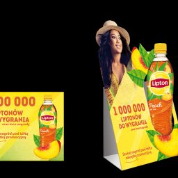 Coda Studio - Dwa ekspozytory reklamowe Lipton Ice Tea Peach z grafiką promocyjną, na czarnym tle, z wyraźnym logo i hasłem o milionie nagród.