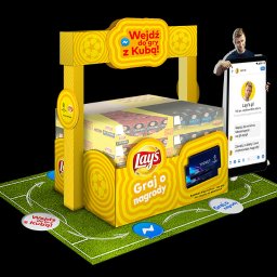 Coda Studio - Żółty display reklamowy Lay's z motywem piłkarskim, prezentujący chipsy i zachęcający do udziału w konkursie, obok niego smartfon z otwartą konwersacją na Messengerze z profilem Lay's, całość...