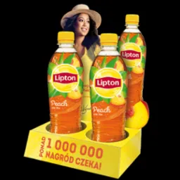 Promocyjna ekspozycja trzech butelek Lipton Peach Ice Tea na żółtym stojaku z hasłem 'Ponad 1 000 000 nagród czeka!' i wizerunkiem uśmiechniętej kobiety w kapeluszu na czarnym tle.