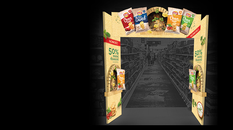 Promocyjna brama z motywem piekarnika prezentująca chipsy Lay's Oven Baked w supermarkecie, z hasłem '50% mniej tłuszczu' i różnymi wariantami smakowymi.