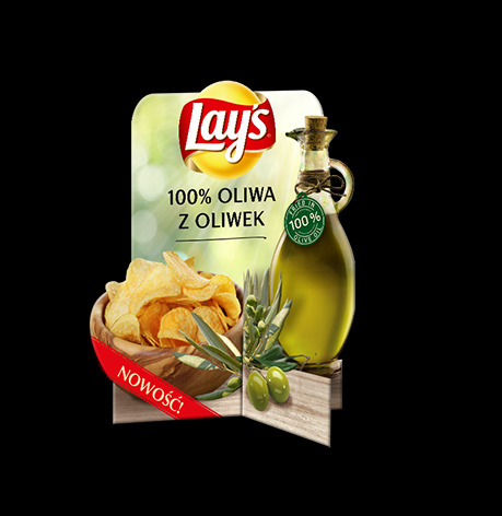 Reklama chipsów Lay's o smaku oliwy z oliwek, prezentująca miskę chipsów, butelkę oliwy i gałązkę oliwną na czarnym tle.