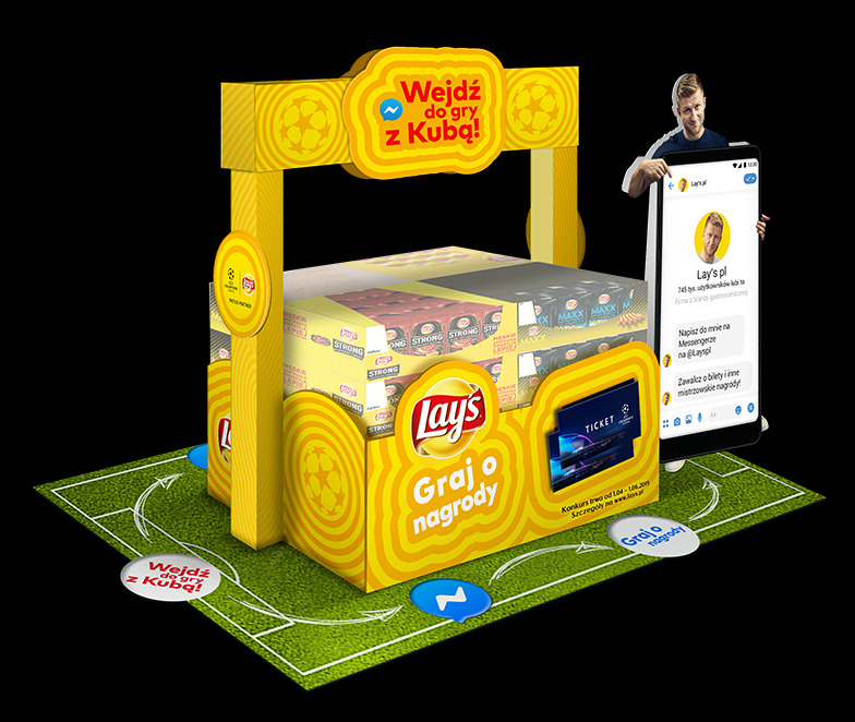 Żółty display reklamowy Lay's z motywem piłkarskim, prezentujący chipsy i zachęcający do udziału w konkursie, obok niego smartfon z otwartą konwersacją na Messengerze z profilem Lay's, całość...